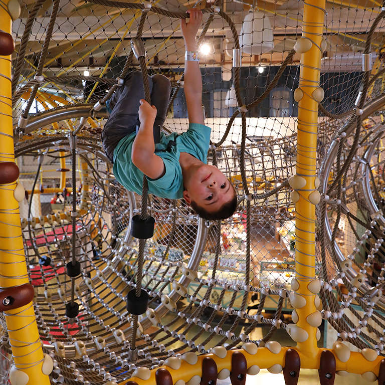 Climbing rope in the net tunnel above the restaurant - Berliner Seilfabrik